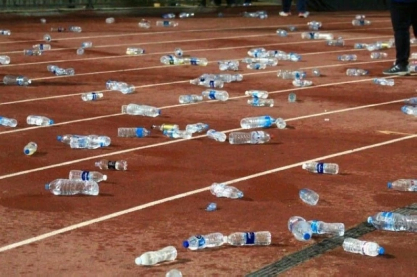 بعد التراشق بالقوارير وإيقاف المباراة.. الأهلي والجيش الملكي تحت مقصلة «كاف»