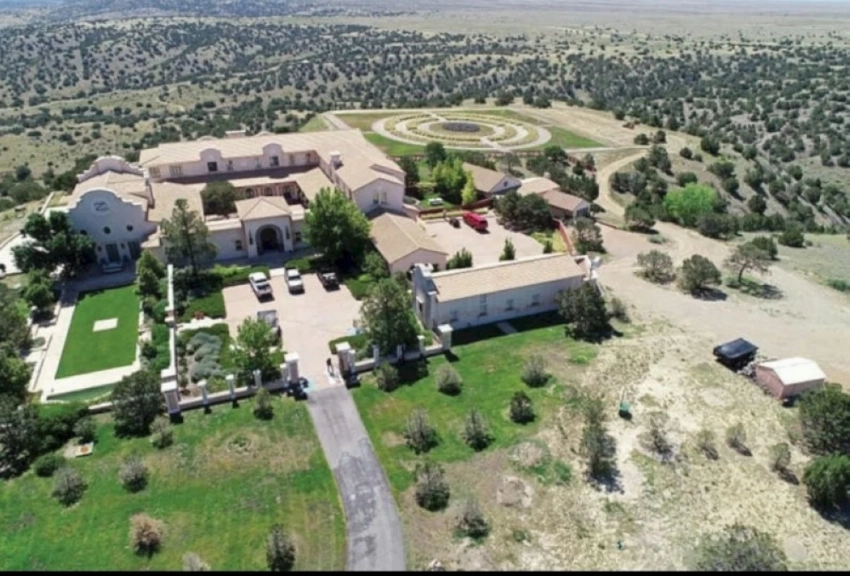 بعد سنوات من التستر.. مزرعة «زورو» تدخل دائرة ضوء جرائم إبستين بقرار تشريعي