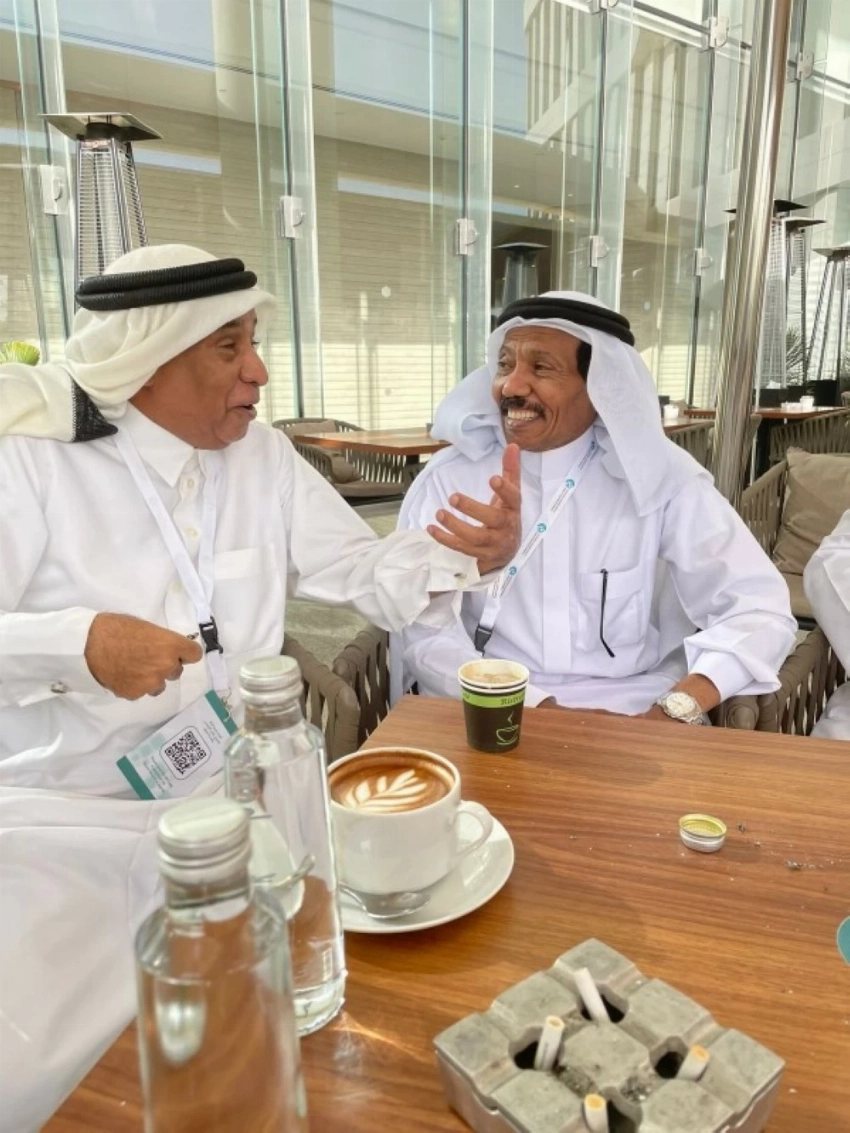 الصحفي عبدالله القبيع مع الروائي عبده