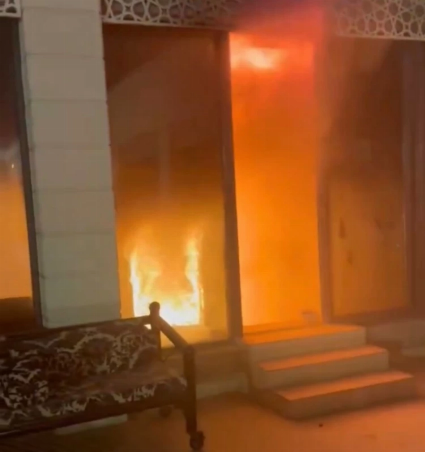 جانب من الحريق داخل قصر باور