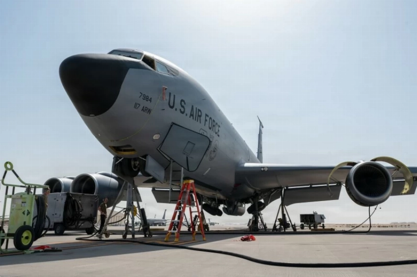 الصيانة الدورية على متن الحاملة لأحد المقاتلات الأمريكية.