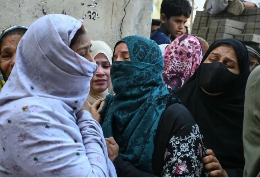 باكستانيات يبكين على الضحايا في المنزل المدمر.