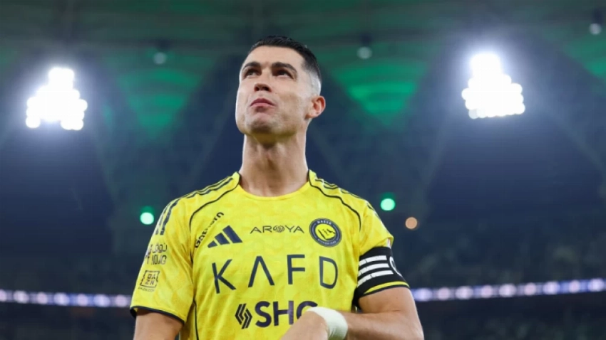 لماذا يتحدث رونالدو مع نفسه أمام الكاميرات؟.. مختص يكشف السر لـ«عكاظ»!