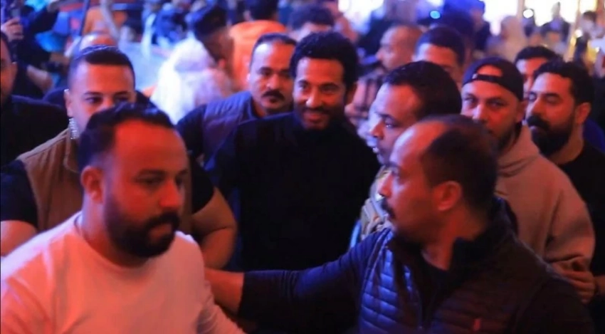 تدافع الجماهير حول الفنان عمرو سعد يعيق حركة المرور.. وقوات الأمن تتدخل