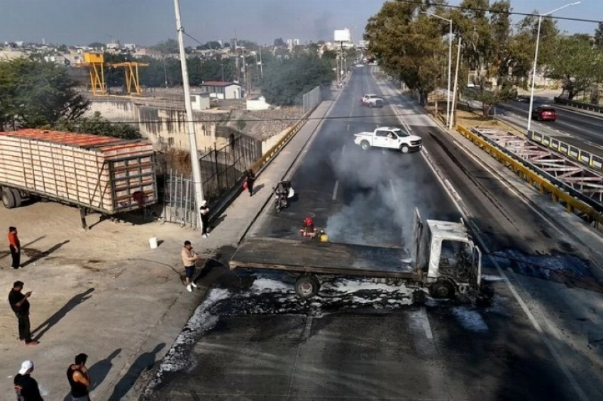 إحراق السيارات والفوضى في المكسيك.