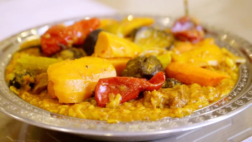 المرقوق غنية بالنكهات وتُعدّ من أكلات الضيافة.