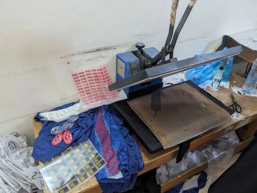 مضبوطات عثرت في الحملة.