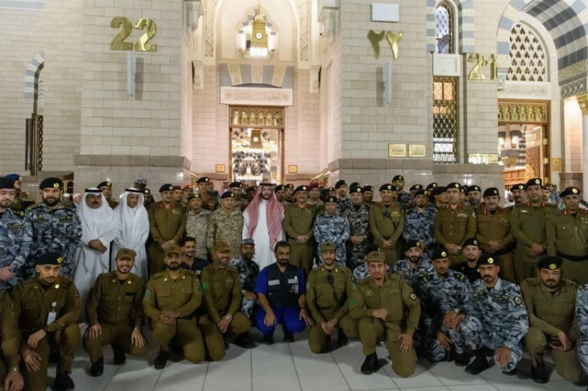 نائب أمير المدينة يشارك رجال الأمن إفطارهم في ساحة المسجد النبوي
