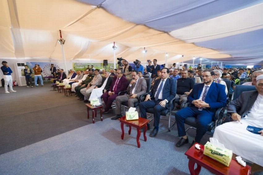 وزراء ومسؤولون يمنيون خلال حفل وضع حجر الأساس.