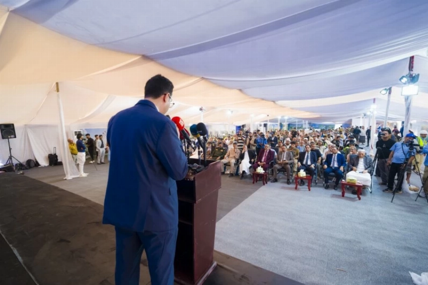 وزراء ومسؤولون في مقدمة الحاضرين.