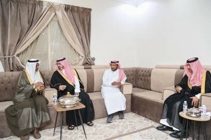 نائب أمير جازان يقدّم واجب العزاء لعضو اللجنة المركزية لإصلاح ذات البين بالمنطقة