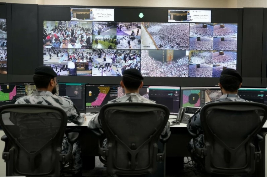 التقنيات المتقدمة تستشعر حركة الدخول والخروج؛ ما يتيح مراقبة فورية لتدفقات ضيوف البيت الحرام.