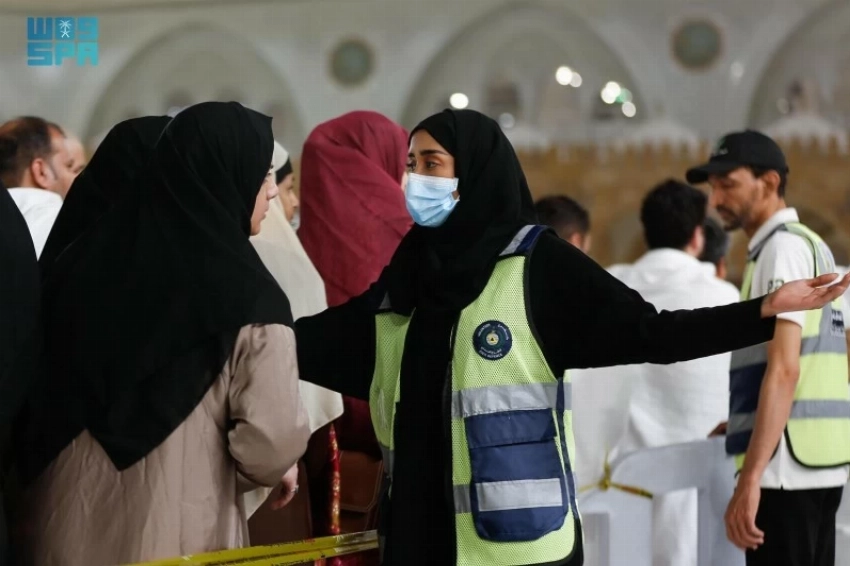 متطوعات الدفاع المدني يشاركن في خدمة المعتمرين