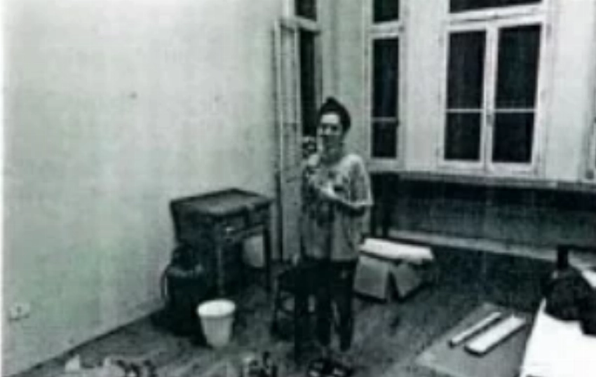 لقطة تظهر الفنانة داخل ورشتها الخاصة بتصنيع الحُلي داخل الشقة، بعد نقل جميع محتويات الغرفة.