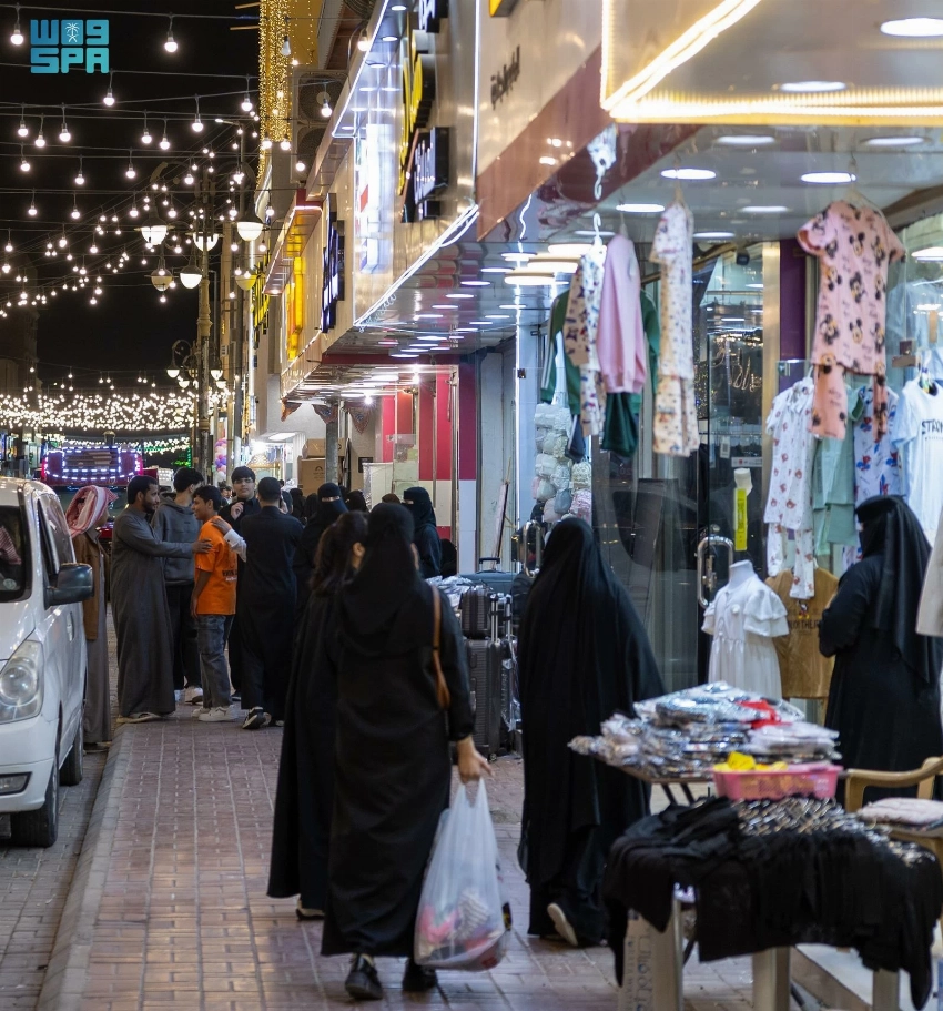 لازالت الأسواق الشعبية تحافظ على حضورها وتظل وجهة مفضلة لكثير من الأسر.