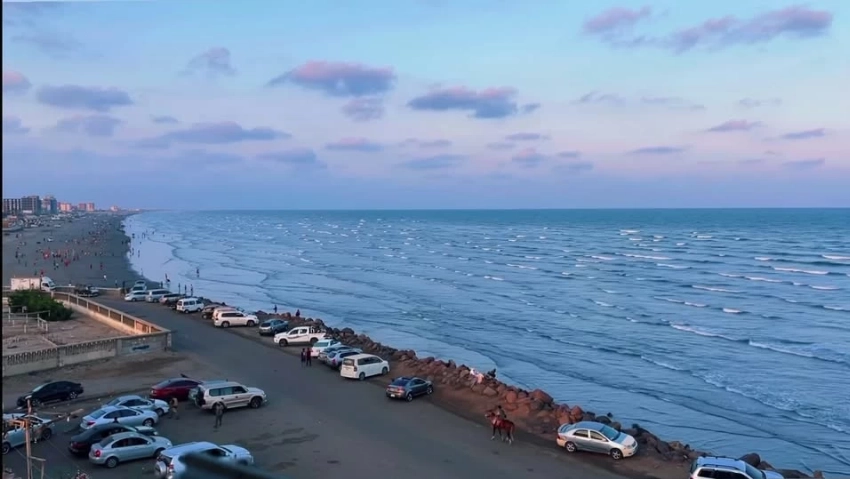 سيارات لتناول «الشيشة» على ساحل أبين.