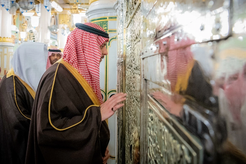 سعود بن نهار يزور المسجد النبوي ويلتقي أئمة الحرم