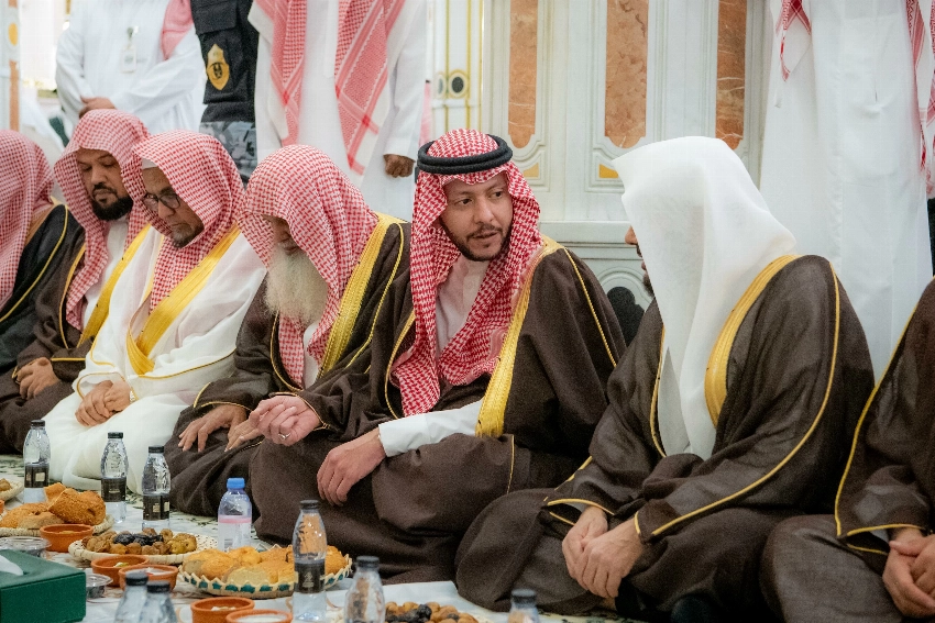 سعود بن نهار يزور المسجد النبوي ويلتقي أئمة الحرم