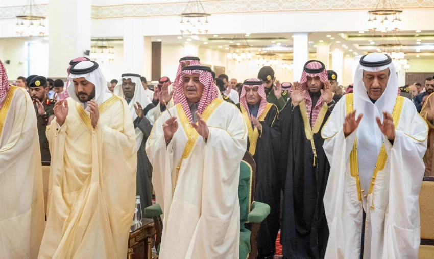 أمير تبوك يؤدي صلاة عيد الفطر المبارك مع جموع المصلين