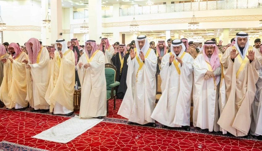 أمير تبوك يؤدي صلاة عيد الفطر المبارك مع جموع المصلين