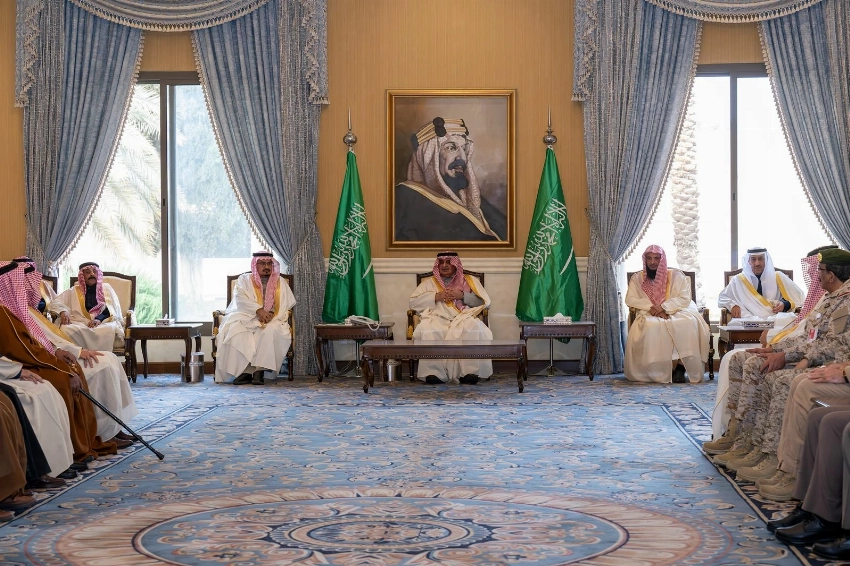 أمير تبوك يستقبل المهنئين بعيد الفطر المبارك