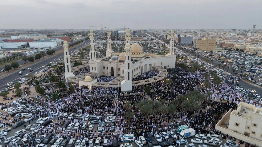 15 ألف شخص يؤدون صلاة العيد بـ«جامع الوالدين» في تبوك