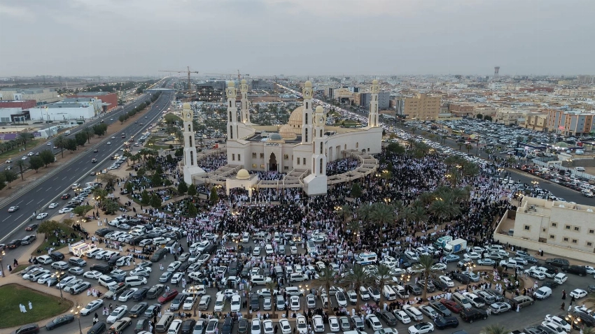 15 ألف شخص يؤدون صلاة العيد بـ«جامع الوالدين» في تبوك