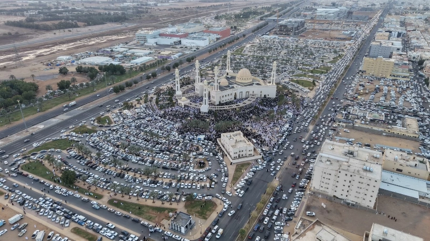 15 ألف شخص يؤدون صلاة العيد بـ«جامع الوالدين» في تبوك