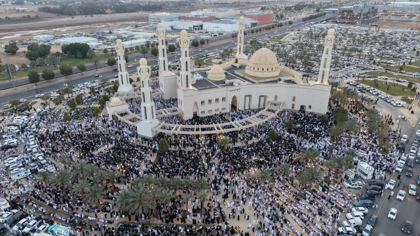 15 ألف شخص يؤدون صلاة العيد بـ«جامع الوالدين» في تبوك