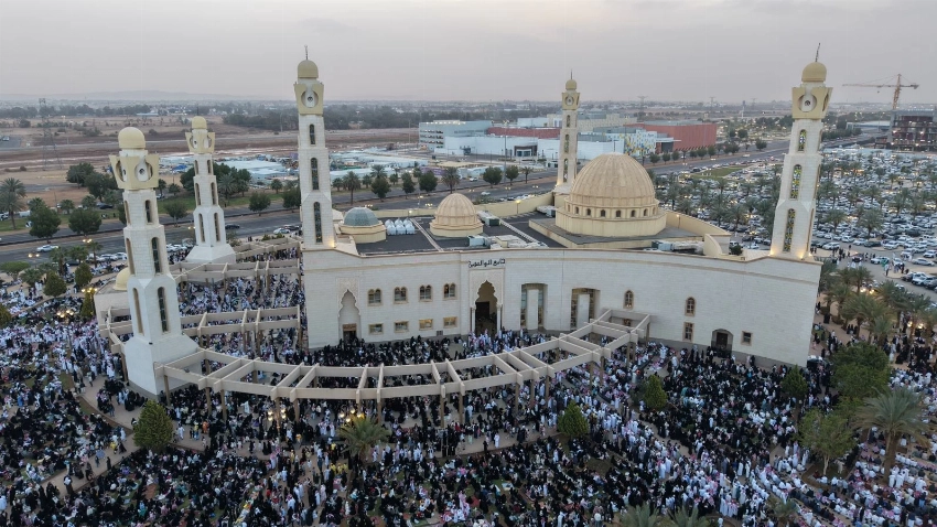 15 ألف شخص يؤدون صلاة العيد بـ«جامع الوالدين» في تبوك