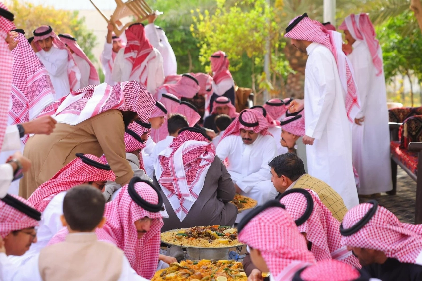 ولائم العيد في حائل.. مائدة واحدة تجمع الحي وتعيد صياغة الفرح