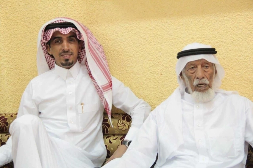 الشاعر عويضة بن حمزان وابنه الدكتور عبدالله .