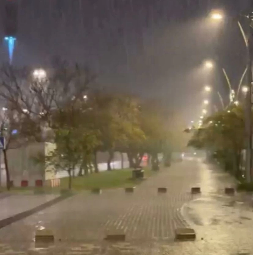 «عروس الجبل» ومحافظات سراة عسير تشهد أمطاراً وسيولاً وضباباً وتراكم كميات البرد