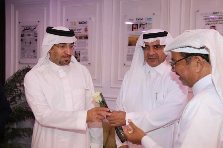 المدير العام ونائب رئيس التحرير خلال تهنئتهما للموظفين.