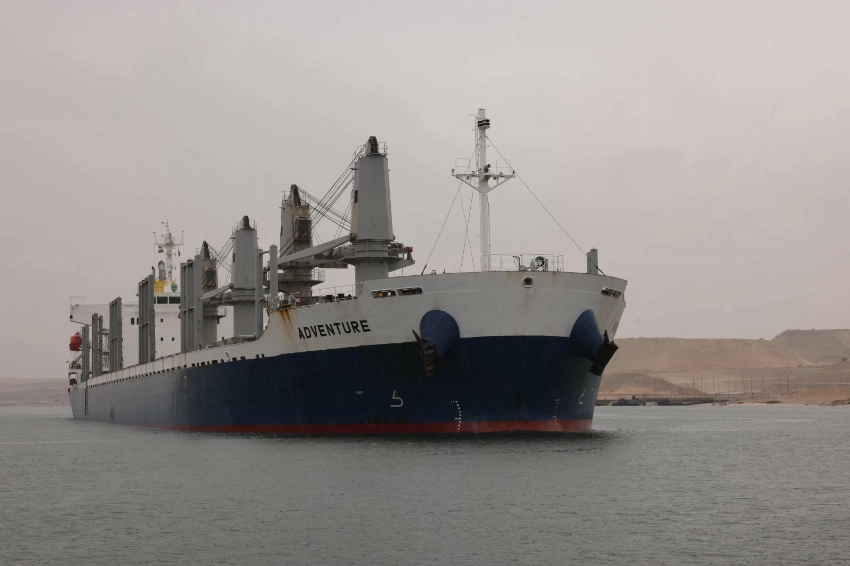 قناة السويس: الملاحة تسير بشكل طبيعي ولم تتأثر بسوء الأحوال الجوية