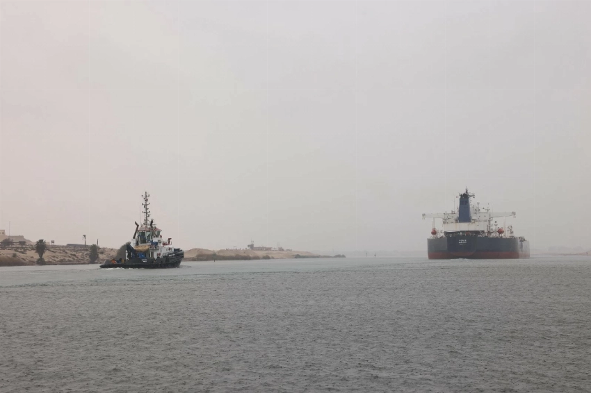 قناة السويس: الملاحة تسير بشكل طبيعي ولم تتأثر بسوء الأحوال الجوية