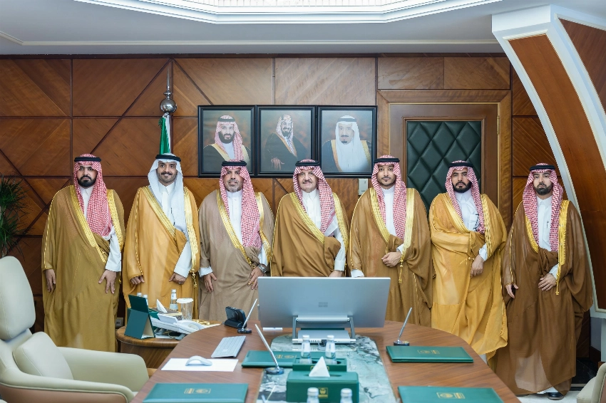 أمير الشرقية يستقبل مدير فرع «الصحة» بالمنطقة ومنسوبي الإمارة المهنئين بعيد الفطر