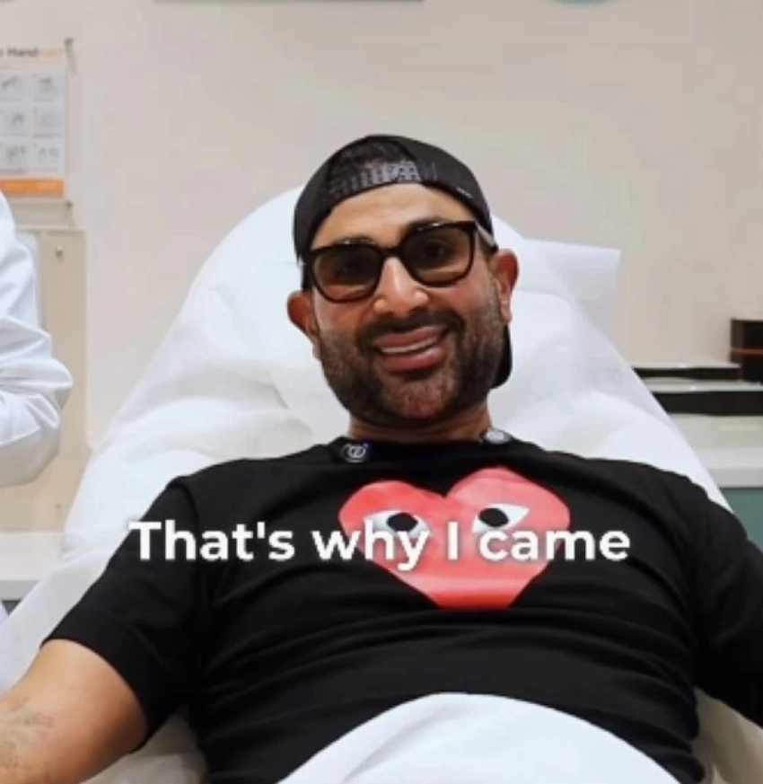 الفنان أحمد سعد أثناء خضوعه لإزالة الوشم من ذراعه.