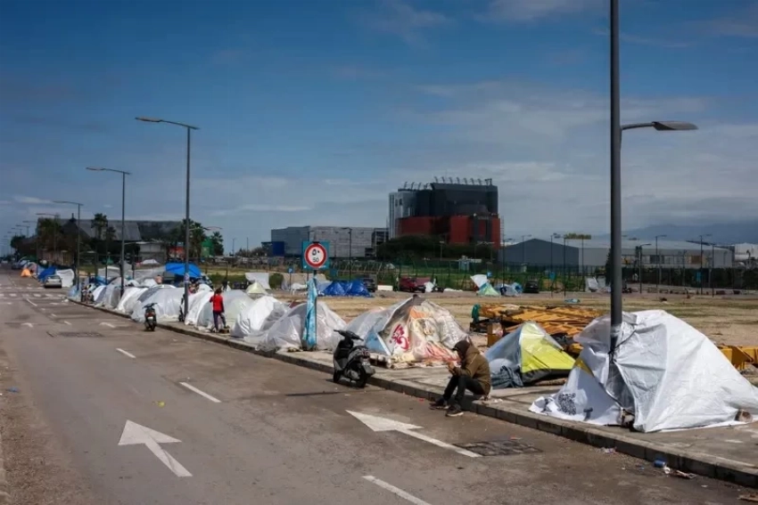 نازحون لبنانيون يفترشون الأرصفة والطرقات.