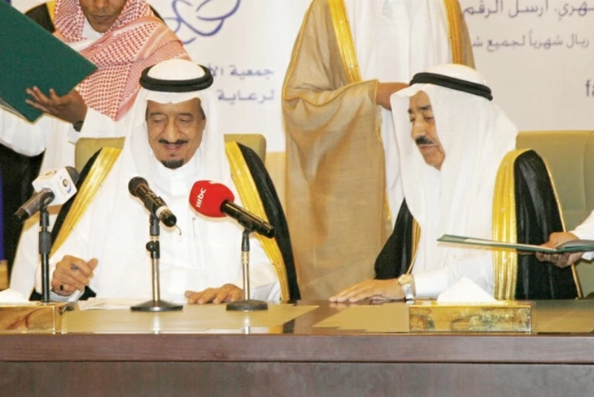 أ.د. رضا عبيد في إحدى المناسبات مع خادم الحرمين الشريفين الملك سلمان بن عبدالعزيز