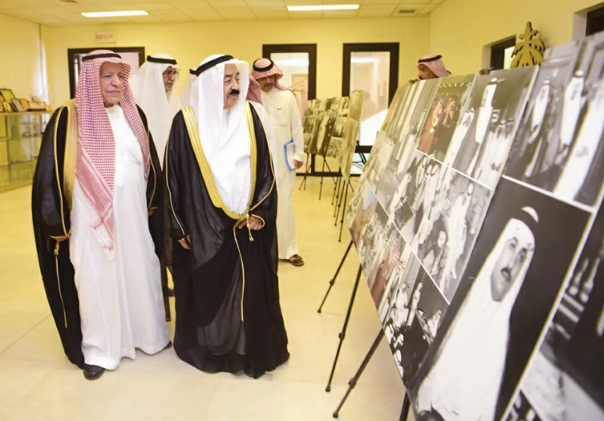 أ.د. رضا عبيد في أحد المعارض الفوتوغرافية