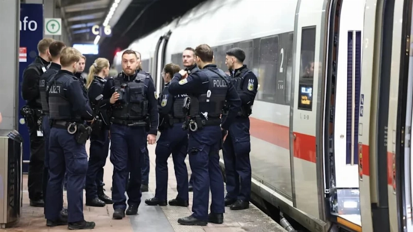 إصابة 12 شخصاً إثر إشعال عبوات ناسفة داخل قطار سريع في ألمانيا