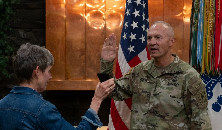 في قلب الحرب.. نيويورك تايمز تكشف صراعاً خفياً أدى إلى إقالة رئيس أركان الجيش الأمريكي