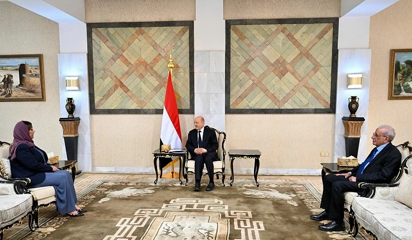 يعقد أجتماع مع جميلة علي رجاء