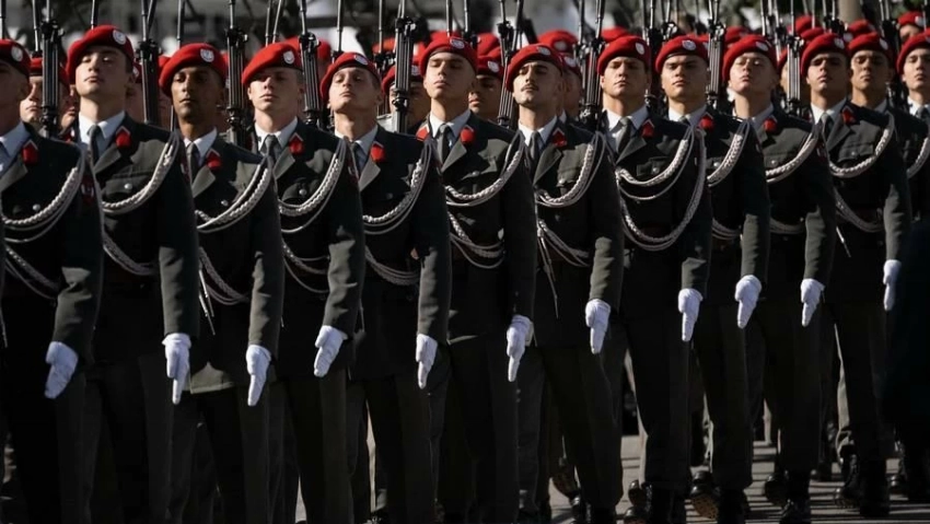 القضاء النمساوي يلغى حظر «ذيل الحصان» للجنود الرجال ويؤكد مبدأ المساواة مع النساء
