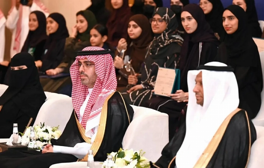 محافظ جدة يُكرِّم 40 طالبًا وطالبة من تعليم جدة الفائزين في المسابقات الدوليَّة