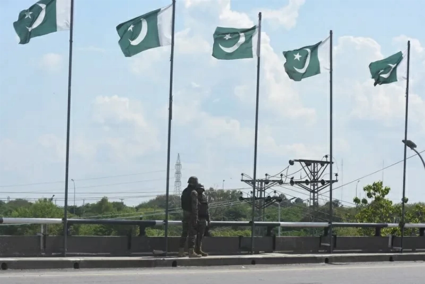 من الاستعدادت قرب الفندق الذي تعقد فيه المفاوضات الأمريكية الإيرانية