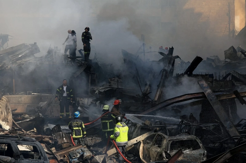 رجال الإنقاذ يعملون في موقع غارة إسرائيلية في بيروت.