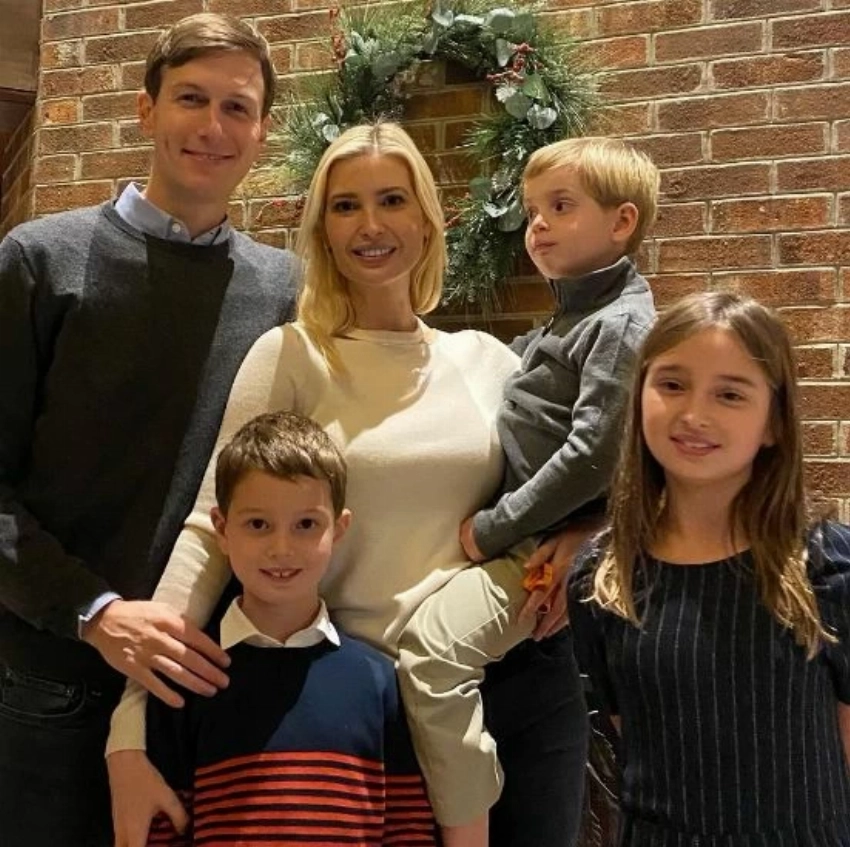 إيفانكا ترمب مع زوجها جاريد كوشنر وأبنائها.