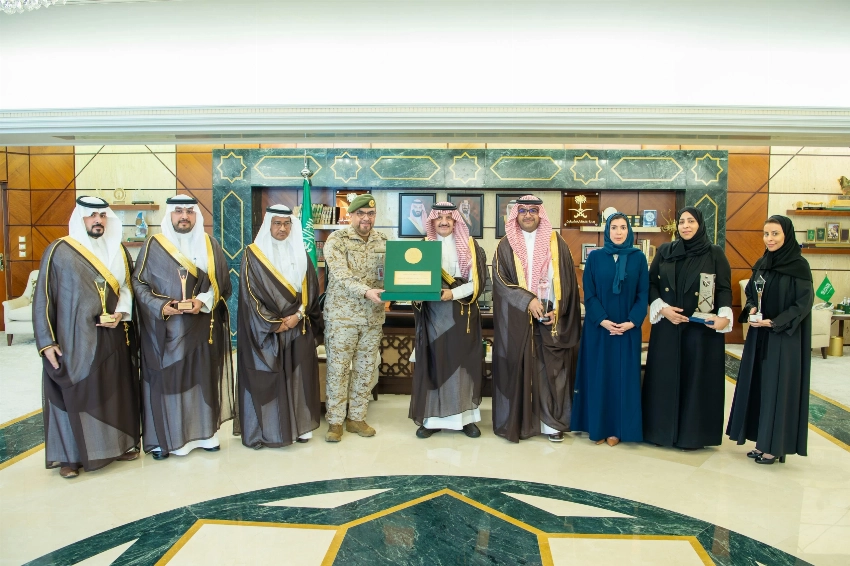 أمير الشرقية يستقبل مدير مجمع الملك فهد الطبي العسكري بالظهران